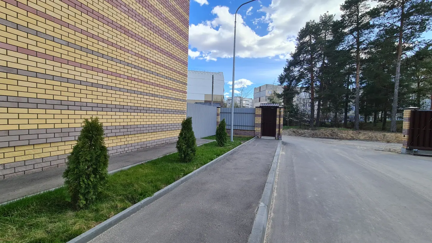 Проезд вдоль сосен